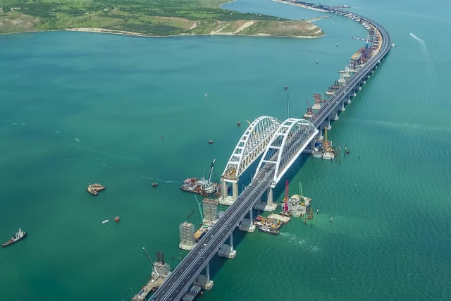 The Crimea Bridge under construction. The road bridge (right side in the picture) is now completed and ready for light traffic, while the rail bridge is scheduled for completion in 2019. Most of the spans are less than 200 meters, which a critic believes are insufficient to let ice that breaks up in spring pass safely underneath. (Image courtesy of the official information site for the construction of the Crimea Bridge.)