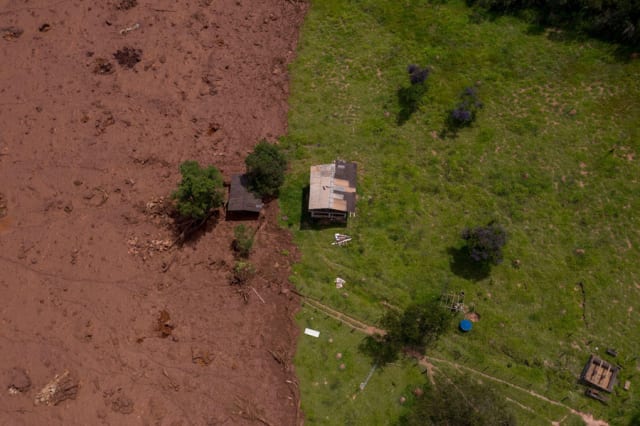 Aerial footage of destruction from the Brumadinho dam collapse, taken two days after the collapse occurred. When the mining dam broke, it sent a wave of toxic mud into the town underneath the mine, killing at least 160 people. Now, people are looking for answers. (Image courtesy of Mauro Pimentel/AFP.)