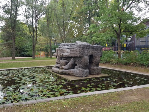 Sculpture in Bercy Park - I think it has a face