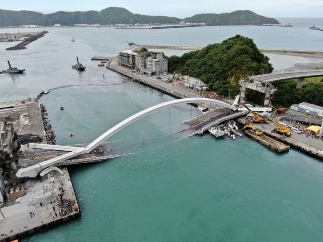 The Nanfang’ao bridge in eastern Taiwan suffered a catastrophic collapse on October 1, 2019, killing six and wounding a dozen others. Engineers are trying to determine how it happened. (Image courtesy of Taiwan News.)